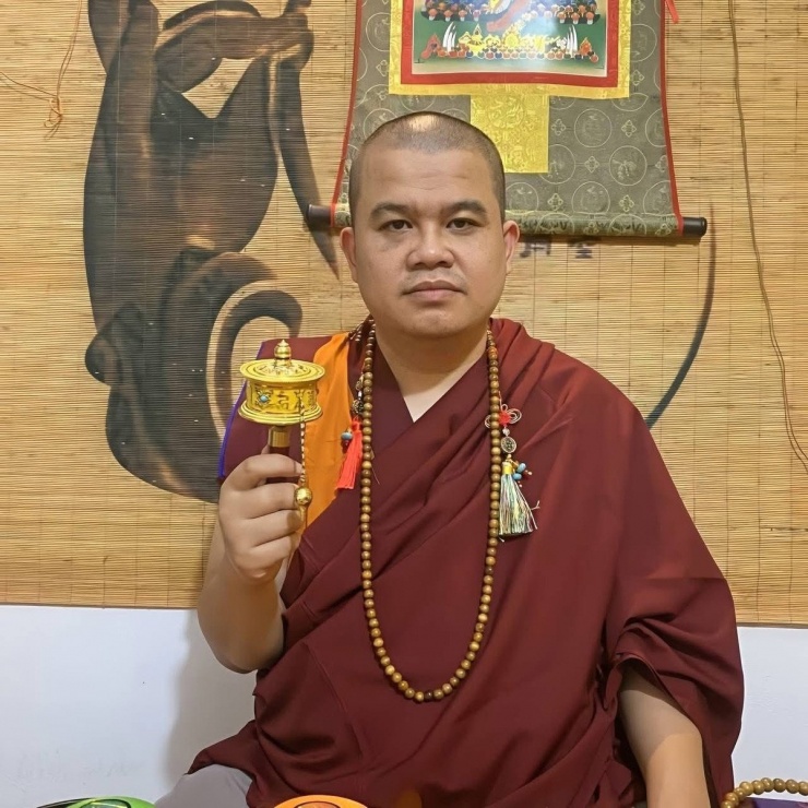 Sư Thầy Thích Khai Quảng tên thật là Lưu Văn Quỳnh (SN 1988, quê Quảng Ninh), đang quản lý chùa Thạch Long tại xã Cao Kỳ (Bắc Kạn).