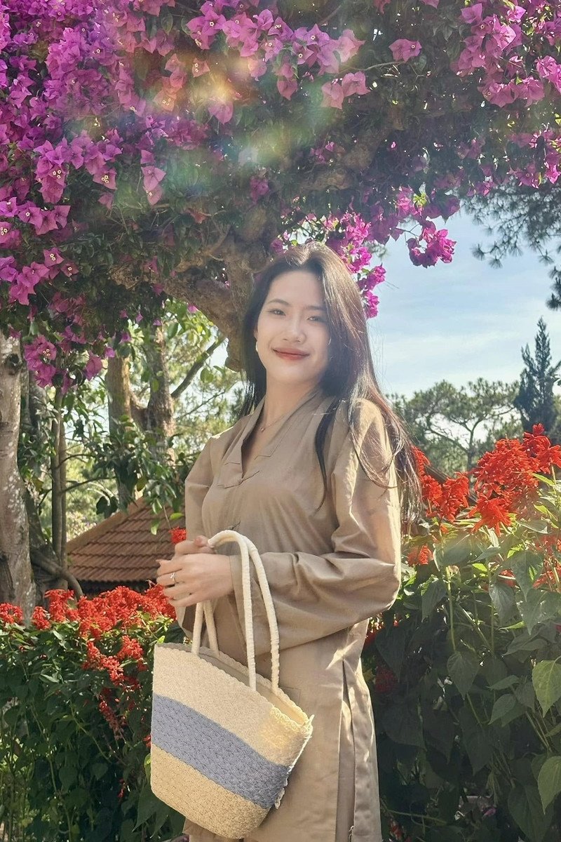 Cô gái trẻ tìm thấy sự yên tĩnh qua những giờ phút làm công quả tại chùa.