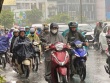 TP HCM: Gió rít mạnh, mưa như trút nước