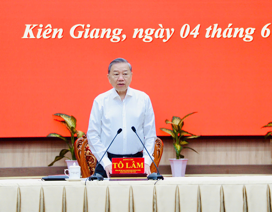 Tổng Bí thư nhấn mạnh, sự kết hợp giữa An Giang và Kiên Giang sẽ tạo nên một trục phát triển “núi - đồng bằng - biên giới - biển đảo,” tích hợp giữa kinh tế biên giới và kinh tế biển - Ảnh: VGP/LS.