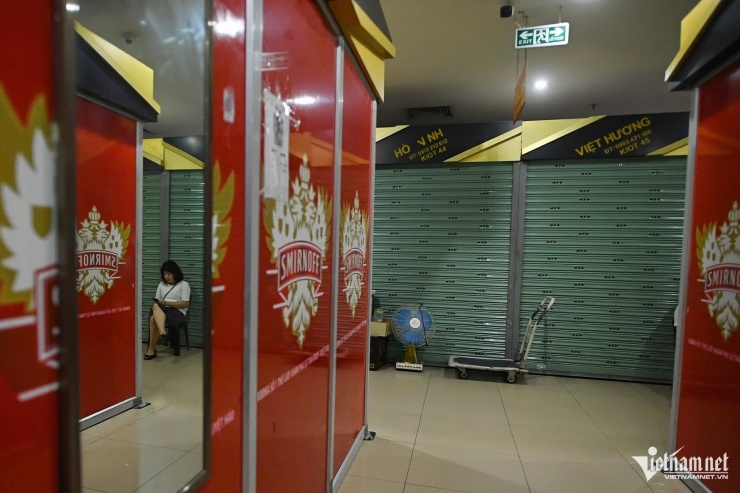 Tầng 1 khu chợ bán mặt hàng thời trang như quần áo, giày dép, đóng cửa đã mấy ngày nay. Nhân viên bảo vệ cho biết, khu này trước đây không đến nỗi vắng vẻ như hiện tại. "Thời gian gần đây, tiểu thương thường xuyên mở hàng muộn, có hôm nghỉ bán", ông nói.