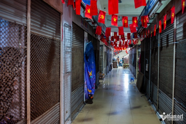 Cùng thời điểm này, tại chợ Đồng Xuân (quận Hoàn Kiếm), cảnh các gian hàng, ki-ốt đóng kín cửa cũng diễn ra hàng loạt.&nbsp;