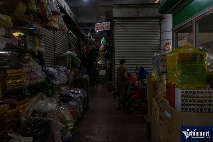 Chợ Đồng Xuân, Hàng Da bỗng dưng "đóng băng" giữa hè: Nỗi lo lớn hơn cả hàng hóa ế ẩm - 16