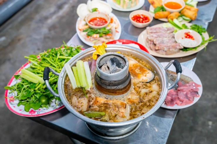 Món đặc sản trong mâm cỗ ở miền Tây, màu sắc rực rỡ, nấu bằng nồi đặc biệt - 2