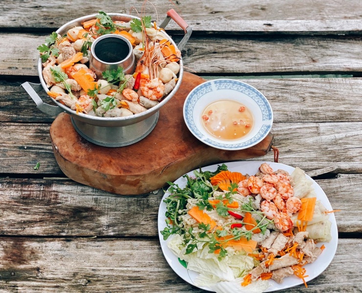 Nguyên liệu của món lẩu cù lao rất đa dạng. Ảnh: Minh Nhật