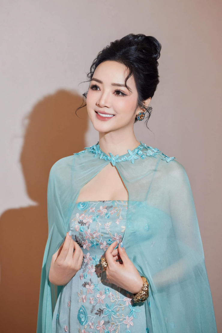 Gu thời trang của 3 biểu tượng nhan sắc "nghiêng nước nghiêng thành" showbiz Việt: Ngoài 50 vẫn sang trọng, tỏa khí chất ngời ngời - 6