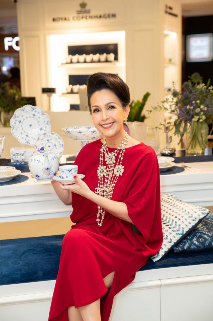 Gu thời trang của 3 biểu tượng nhan sắc "nghiêng nước nghiêng thành" showbiz Việt: Ngoài 50 vẫn sang trọng, tỏa khí chất ngời ngời - 8