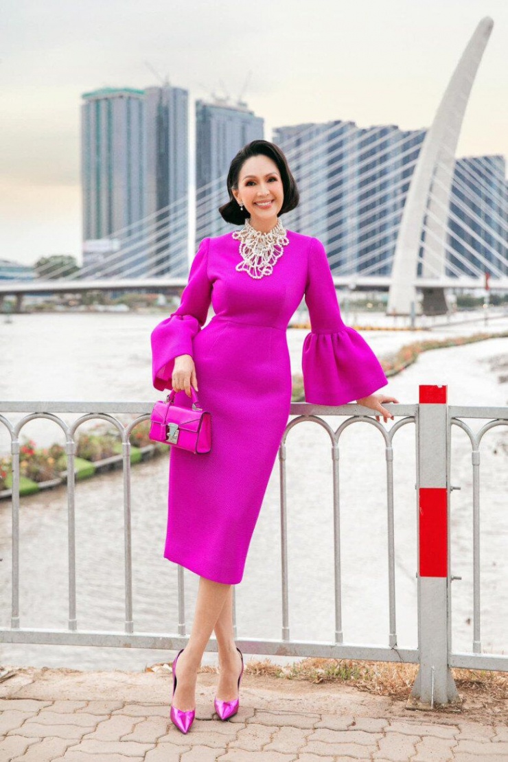 Cô không ngại diện những bộ cánh có màu sắc nổi bật