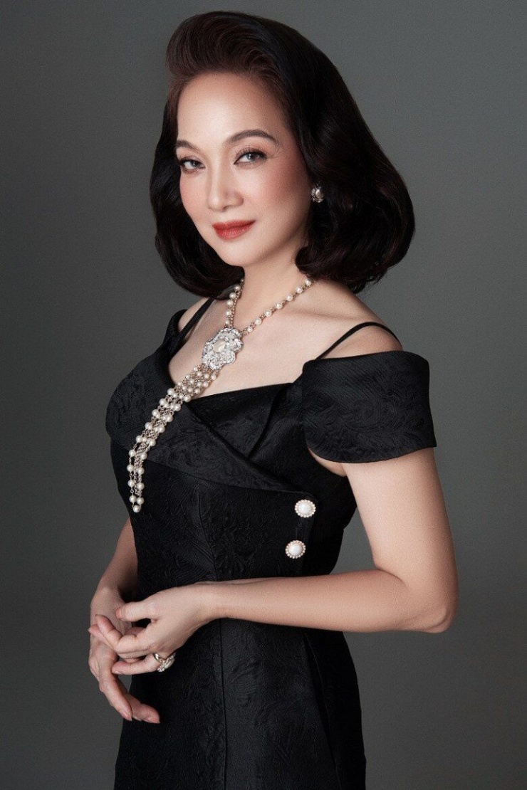Gu thời trang của 3 biểu tượng nhan sắc "nghiêng nước nghiêng thành" showbiz Việt: Ngoài 50 vẫn sang trọng, tỏa khí chất ngời ngời - 13