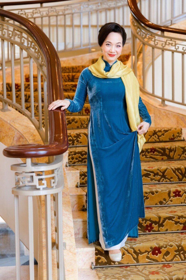 Gu thời trang của 3 biểu tượng nhan sắc "nghiêng nước nghiêng thành" showbiz Việt: Ngoài 50 vẫn sang trọng, tỏa khí chất ngời ngời - 15