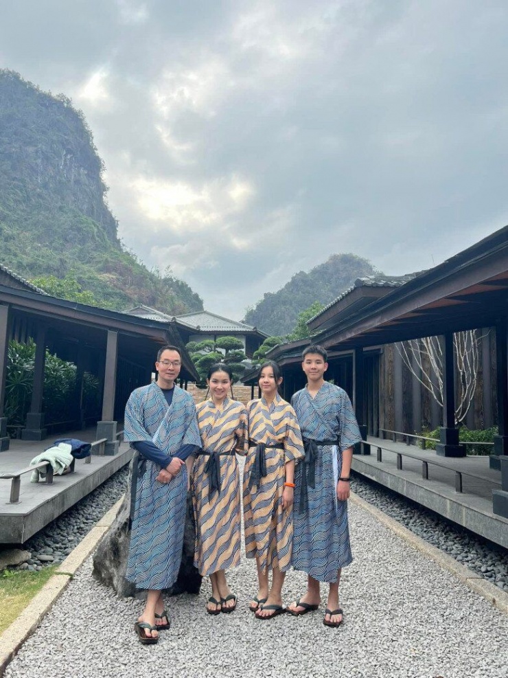 Chiều cao trên 1m7 của con gái đã cao hơn hẳn Thuỳ Lâm, bức ảnh chứng minh sắc vóc của ái nữ và cả nhà làm cho người hâm mộ thích thú khen ngợi hết lời.