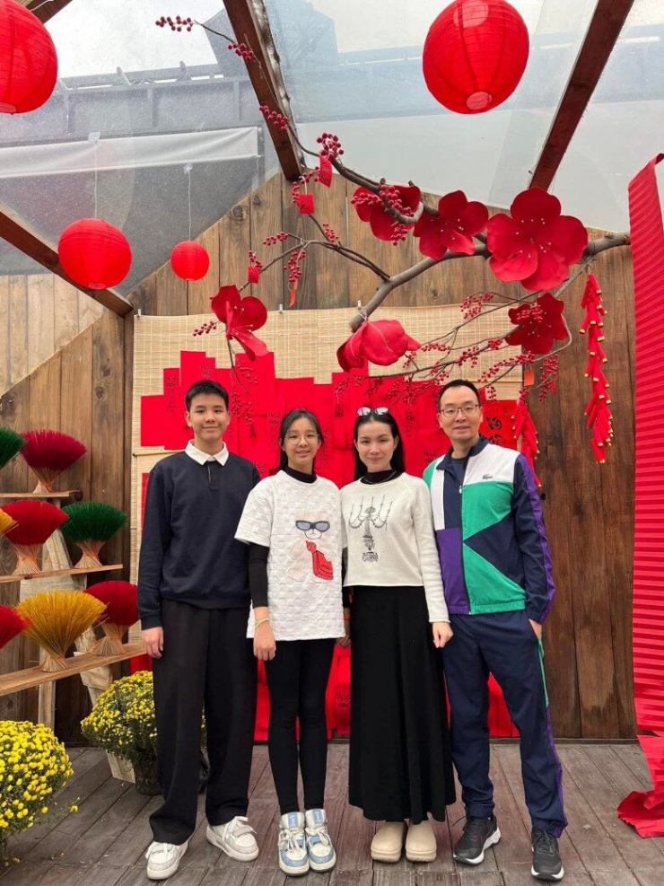 Bé Mon chân dài thướt tha, cao hơn cả mẹ và được dự đoán là Hoa hậu Hoàn vũ trong tương lai.