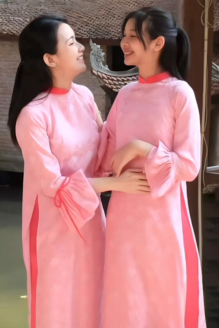 Hai mẹ con khoe nhan sắc ngọt ngào với những chiếc áo dài truyền thống. Nhiều người nhận xét cô trông như "chị em" với các con nhờ vẻ ngoài trẻ trung, làn da căng bóng và vóc dáng thon gọn