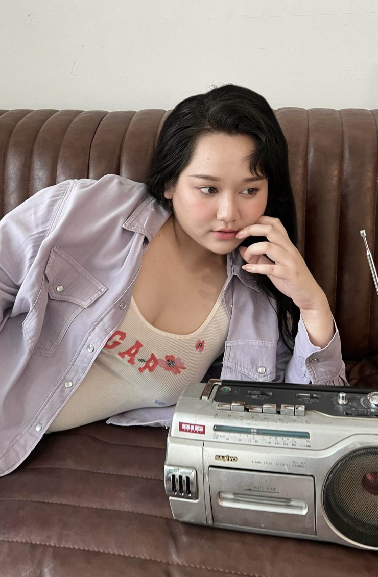 Trong một số khung hình, nữ diễn viên diện kín đáo che bớt được nhược điểm cơ thể tăng cân.