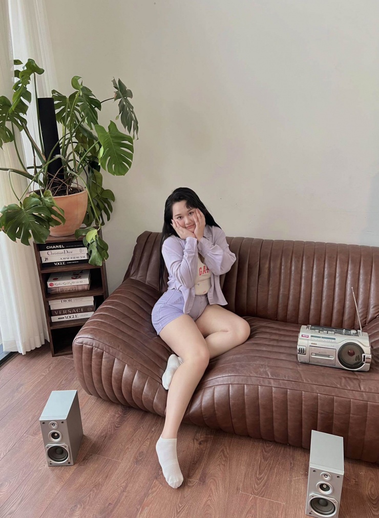 Nữ diễn viên diện 2 dây mix sơ mi hờ hững che bắp tay to.