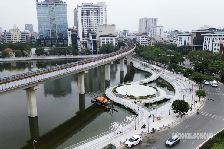 Các hạng mục ven hồ được cải tạo đồng bộ, mang đến diện mạo khang trang cho một trong những hồ trung tâm của Hà Nội.