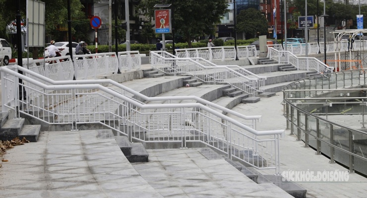 Hệ thống thoát nước, lan can và nền đường đang được gấp rút thi công, bảo đảm tiến độ hoàn thành.