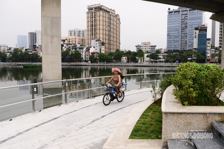 Bà Phạm Thị Nhẫn (phường Thái Hà) chia sẻ: “Rất vui khi nhà nước cải tạo hồ đẹp như vậy. Từ hôm khu này làm xong, ngày nào tôi và các cháu cũng ra đây đạp xe, tập thể dục, có hôm hai, ba lần.”