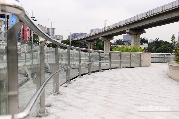 Đường dạo quanh hồ được lát bằng đá tự nhiên nhám, chống trơn.