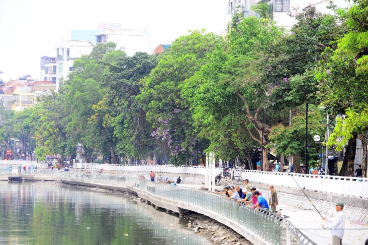 Dù chưa hoàn thiện, với vẻ đẹp của thiên nhiên kết hợp cùng không gian mới khiến hồ Hoàng Cầu trở thành điểm lý tưởng cho người dân Thủ đô đến tập thể dục và thư giãn.