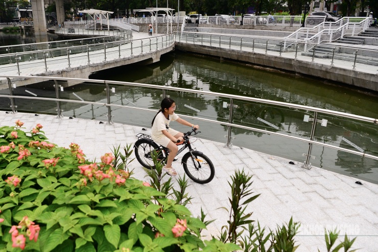 Hồ Hoàng Cầu đang dần trở lại đúng vị trí vốn có - lá phổi xanh giữa lòng đô thị, nơi người dân tìm về để hít thở, vận động và tận hưởng phút giây thư giãn giữa đô thị đông đúc.