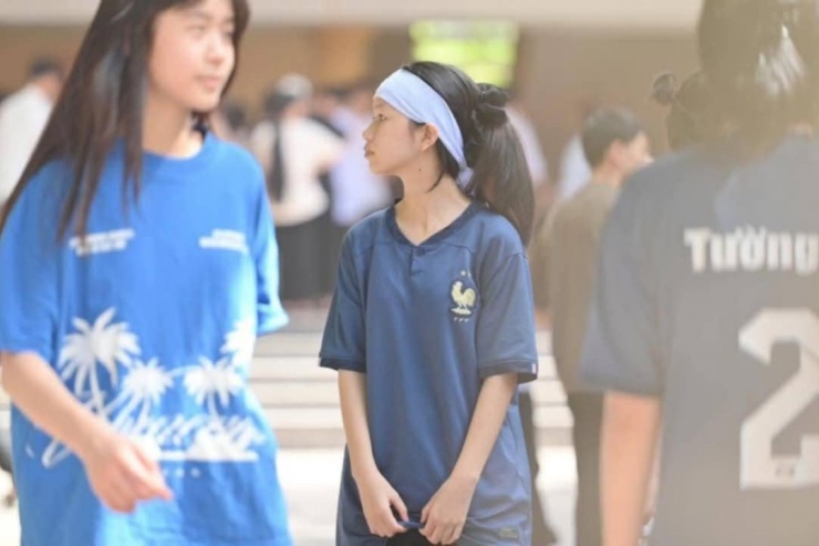 Em Quỳnh Như đội khăn tang đi thi khiến nhiều người thương cảm. Ảnh: CTV