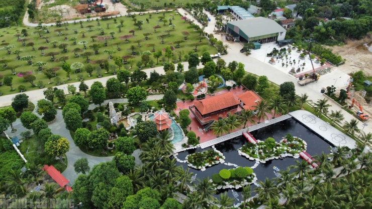 Khu vườn với hệ thống cây xanh, hòn non bộ, hồ cá cảnh nổi bật với khu biệt phủ trong khu đất rộng hàng ngàn m2 ngoài đê sông Mã, phường Đông Hải, TP Thanh Hóa