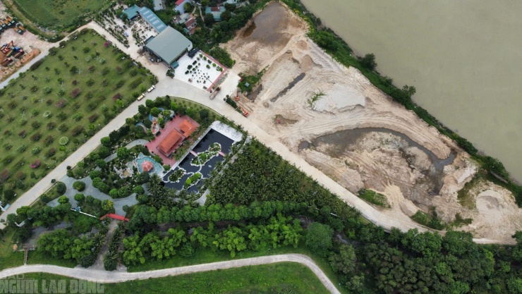 Ngay cạnh khu vườn này là bãi tập kết cát sát bờ sông Mã
