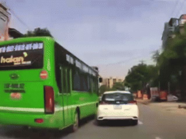 CLIP: Tài xế xe buýt vượt ẩu gây va chạm giao thông, bị phạt 5 triệu đồng và trừ 2 điểm GPLX
