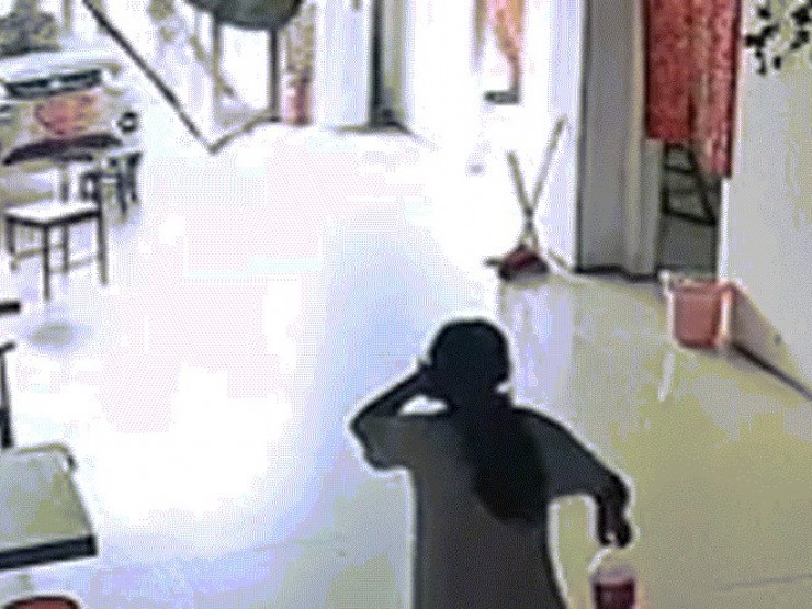 Bé gái 11 tuổi cứu em khỏi bị xe đâm trong gang tấc