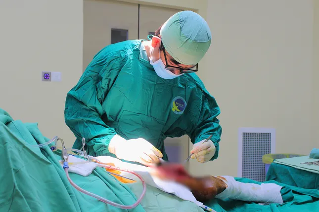 Bệnh nhân bị nhiễm trùng rất nặng ở vùng mông - đùi sau khi tiêm thuốc trị đau lưng không rõ nguồn gốc