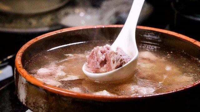 Khi hầm xương, nên hạn chế lượng muối và phối hợp với các gia vị tự nhiên như rau củ và thảo mộc.