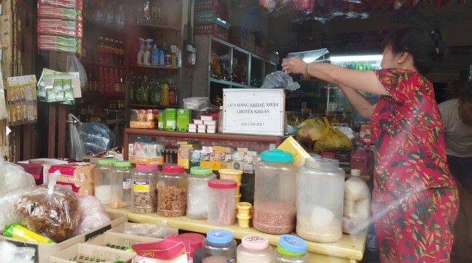 Một cửa hàng bán tạp hóa tại quận Ngô Quyền, Hải Phòng đề biển "không nhận chuyển khoản". Ảnh: Thu Minh