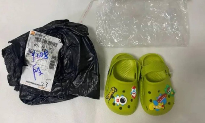 Một mẫu dép nhựa Trung Quốc bị phát hiện chứa lượng phthalate. Ảnh: 163