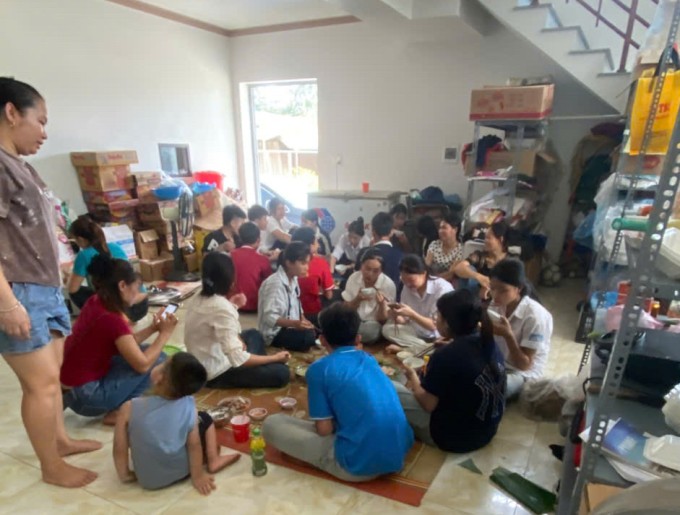 Cặp vợ chồng làm chục mâm cơm mời thí sinh thi lớp 10 - 1