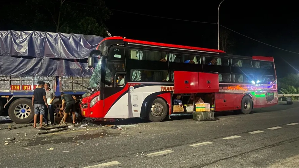 Xe khách tông xe tải lúc rạng sáng, 28 người thương vong.