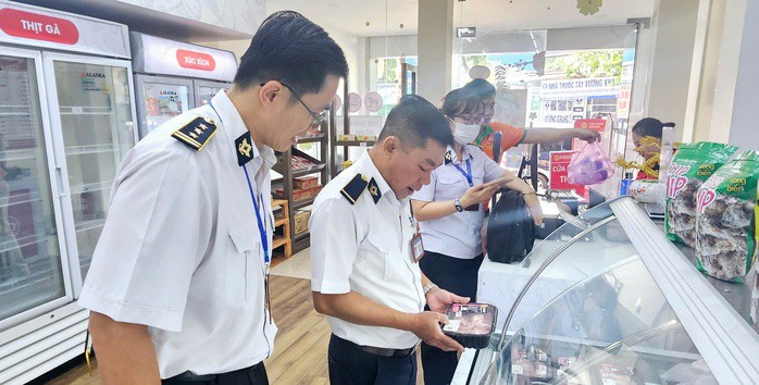 Đoàn kiểm tra tiến hành kiểm tra sản phẩm thịt heo tại cửa hàng thực phẩm C.P. ở TP Dĩ An, tỉnh Bình Dương