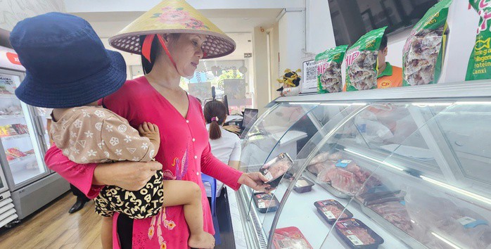 Người tiêu dùng lựa chọn mua thực phẩm tại cửa hàng thực phẩm C.P. ở TP Dĩ An, tỉnh Bình Dương