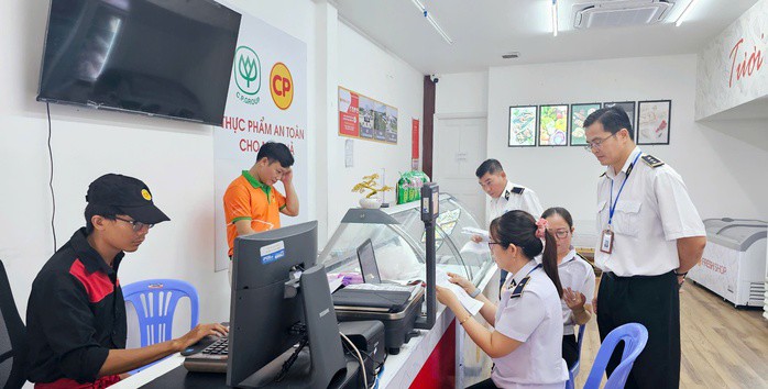 Bình Dương kiểm tra đột xuất các cửa hàng của Công ty C.P. Việt Nam - 3