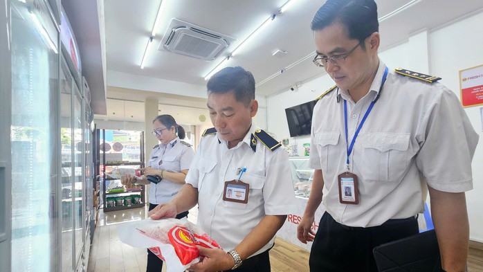 Bình Dương kiểm tra đột xuất các cửa hàng của Công ty C.P. Việt Nam - 5