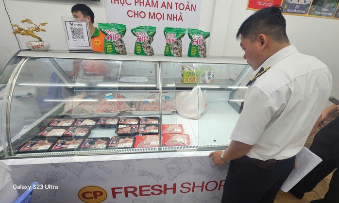 Bình Dương kiểm tra đột xuất các cửa hàng của Công ty C.P. Việt Nam - 6