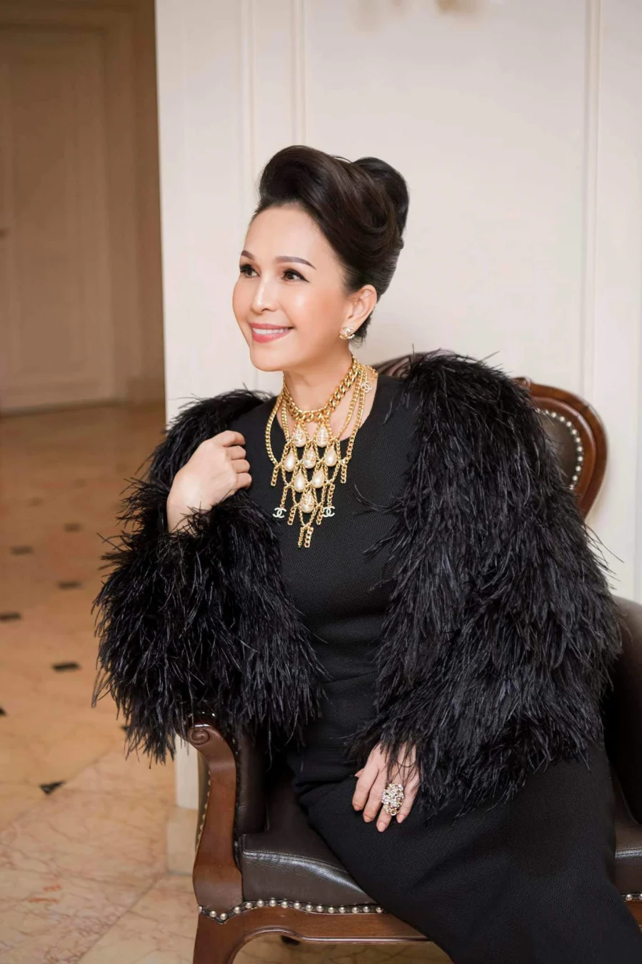 Gu thời trang của 3 biểu tượng nhan sắc "nghiêng nước nghiêng thành" showbiz Việt: Ngoài 50 vẫn sang trọng, tỏa khí chất ngời ngời - 10