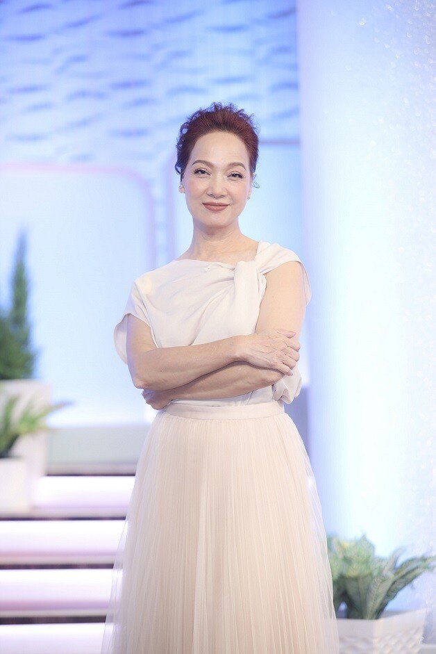 Gu thời trang của 3 biểu tượng nhan sắc "nghiêng nước nghiêng thành" showbiz Việt: Ngoài 50 vẫn sang trọng, tỏa khí chất ngời ngời - 17