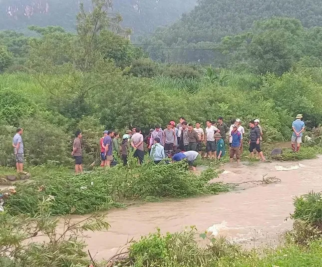 Người dân tổ chức tìm kiếm nạn nhân. Ảnh người dân cung cấp