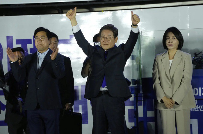 Tân Tổng thống Hàn Quốc Lee Jae-myung (giữa) và tân Đệ nhất phu nhân Hàn Quốc Kim Hea-kyung chào đón những người ủng hộ bên ngoài tòa nhà quốc hội ở TP Seoul hôm 4-6 - Ảnh: AP