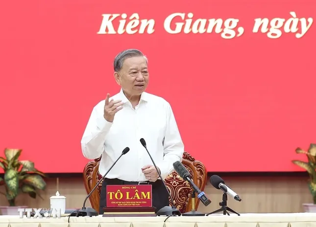 Tổng Bí thư Tô Lâm phát biểu chỉ đạo tại cuộc làm việc với Ban Thường vụ Tỉnh ủy Kiên Giang và Thường trực Tỉnh ủy An Giang. (Ảnh: Thống Nhất/TTXVN)