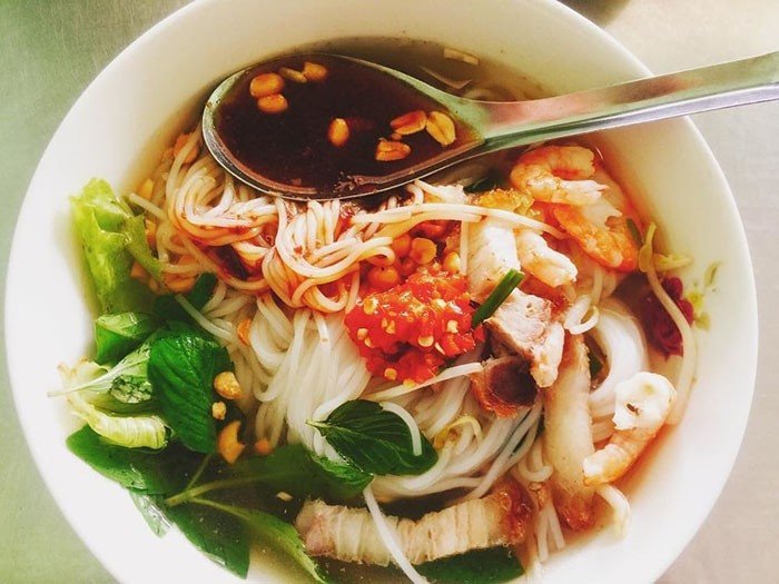 Vào những buổi trưa nắng nhẹ miền Tây, ghé một quán nhỏ ven đường, gọi một tô bún gỏi dà nóng hổi, khách phương xa sẽ cảm nhận được hương vị chan chứa cả nét văn hóa giao thoa giữa người Việt, Khmer và người Hoa trên mảnh đất Sóc Trăng hiền hòa. Ảnh MIA
