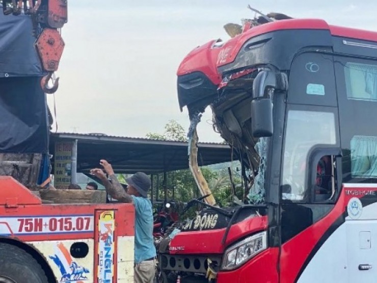 Cập nhật vụ va chạm giữa ô tô khách và xe tải: 27 người nhập viện