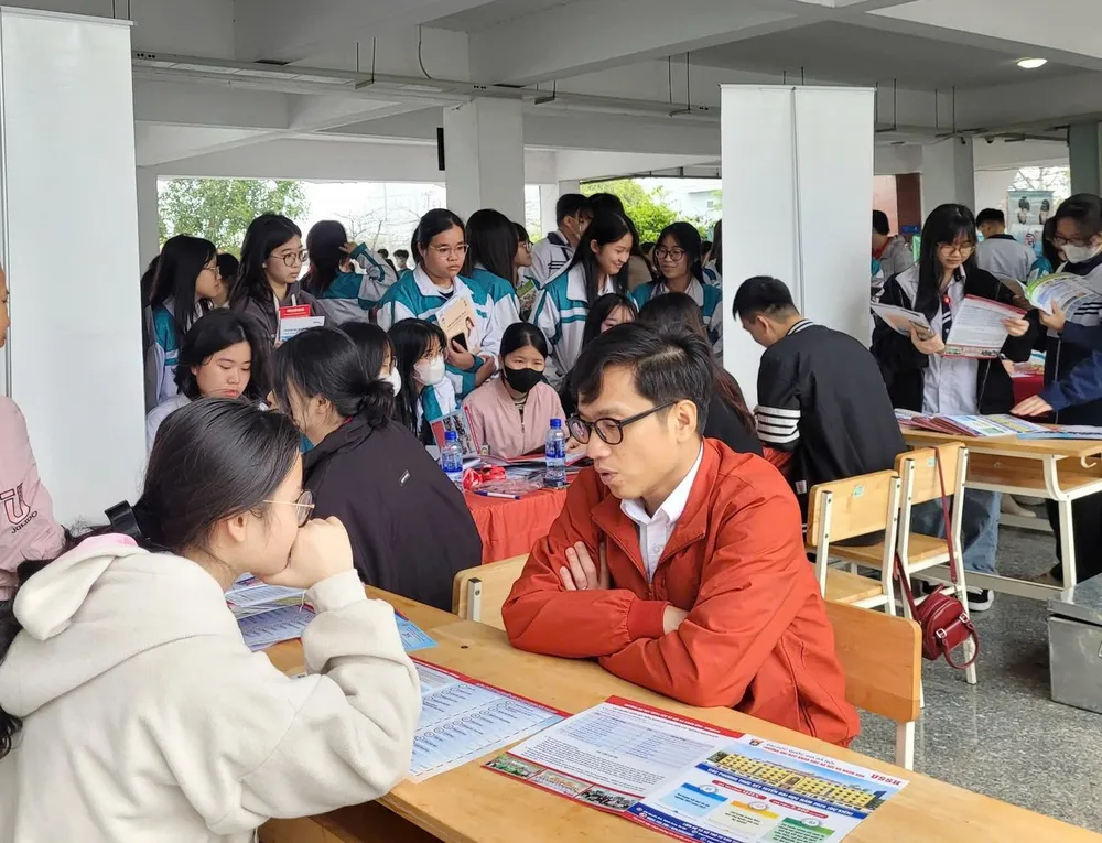 Nhiều thí sinh tìm hiểu thông tin tuyển sinh của Trường ĐH KHXH&amp;NV (ĐH Quốc gia Hà Nội). Ảnh: FBT