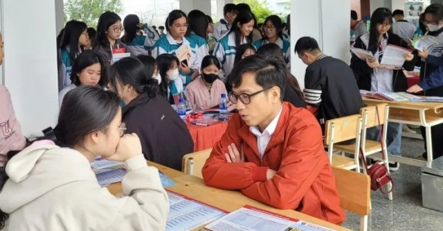 Thí sinh "khóc ròng" khi 1 trường đại học lớn bất ngờ bỏ xét tuyển khối C00